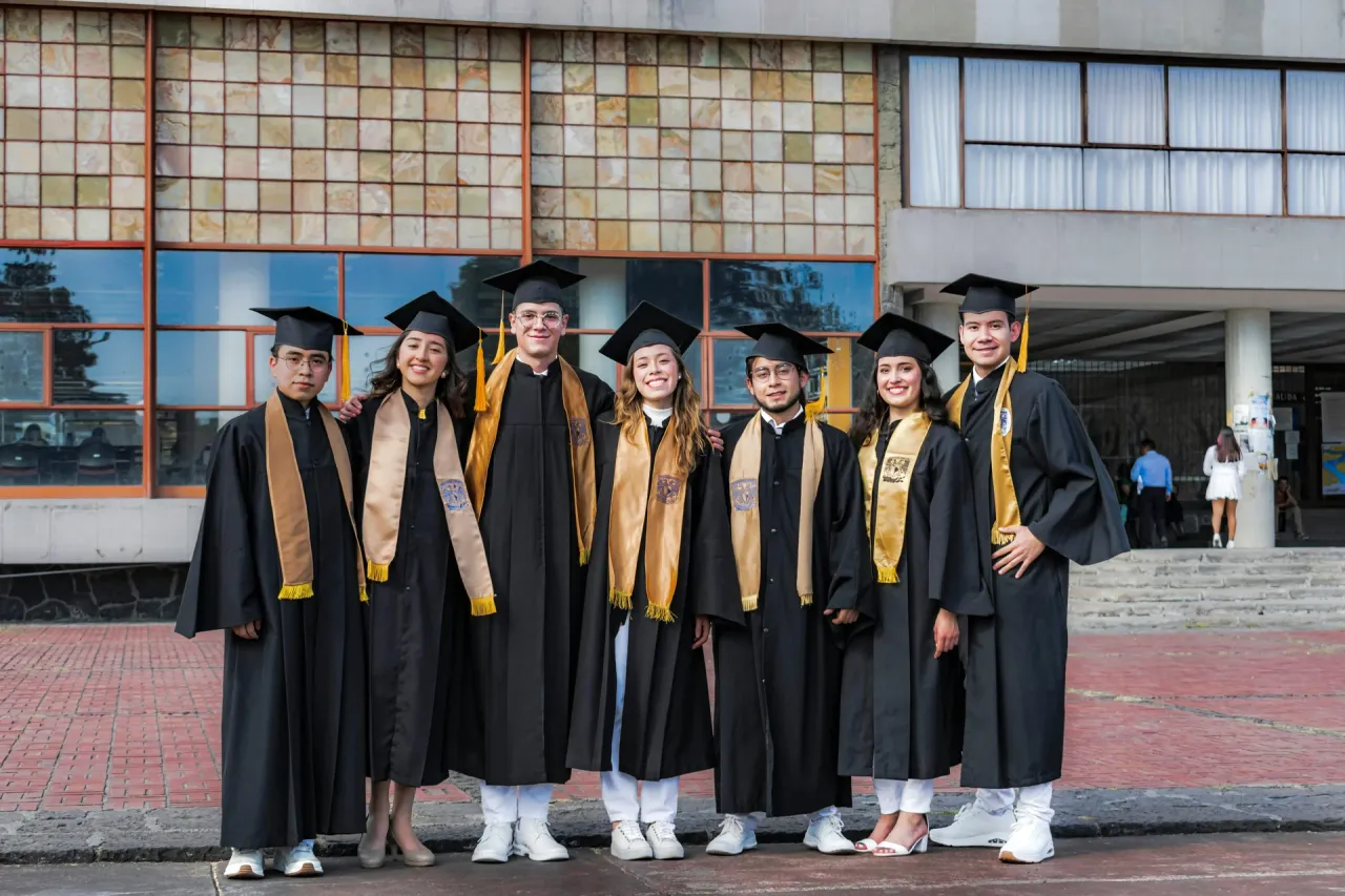 Estudiantes internacionales celebrando su admisión en una universidad española